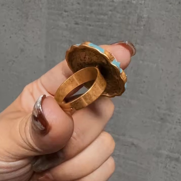 Royal Heirloom Ring Lustrous Pearl in Turquoise Petals & Golden Brilliance - Picture 6 of 8